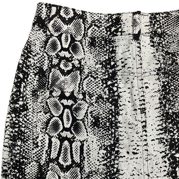 Urban Outfitters Motel Women’s Small Black Grey Snakeskin Print Mini Skirt - Picture 6 of 9